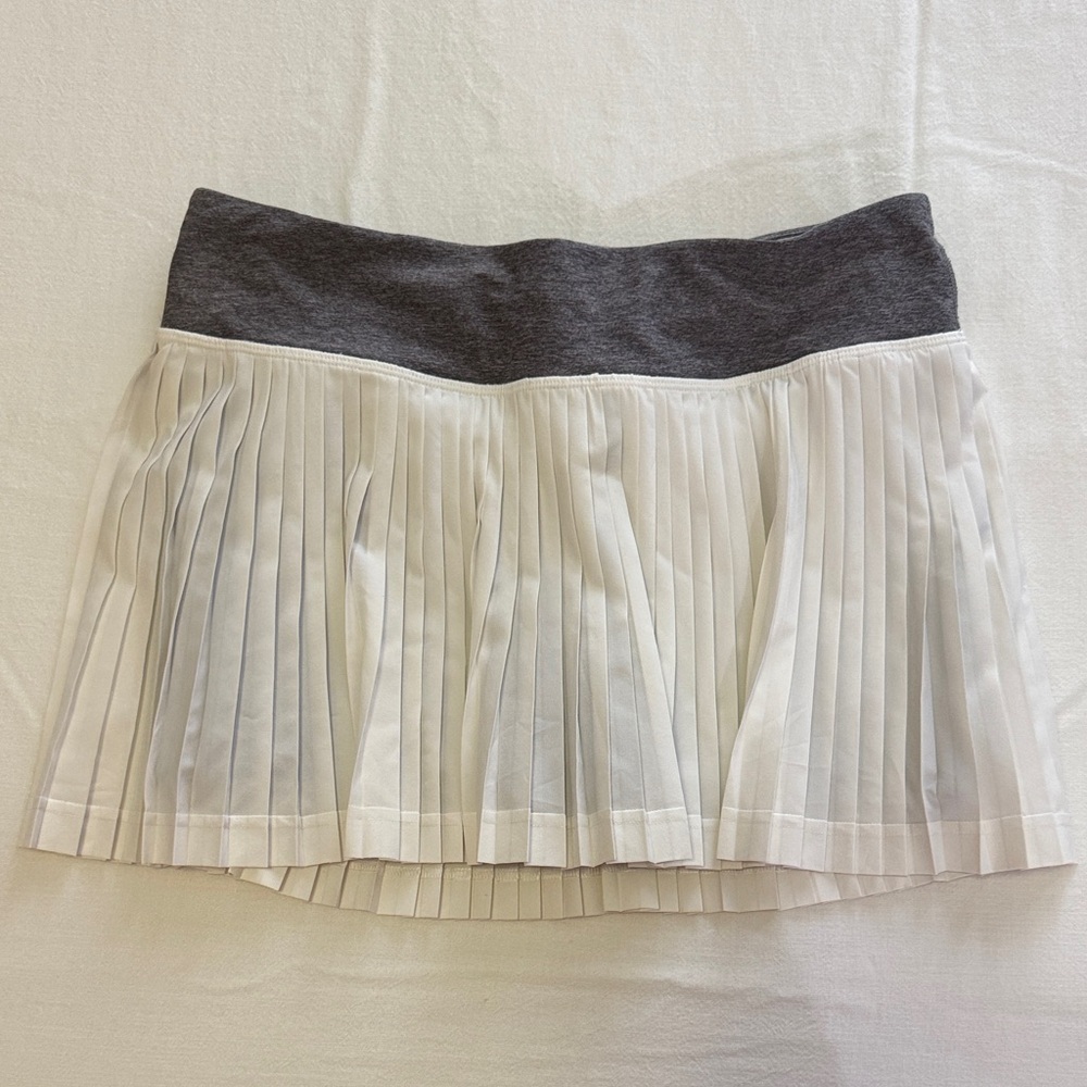 Lululemon Gray and White Pleated Women's Skirt